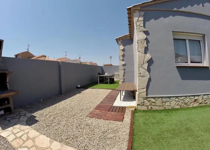 Дом отдыха Casa En L Escala Con Piscina Y Wifi Free