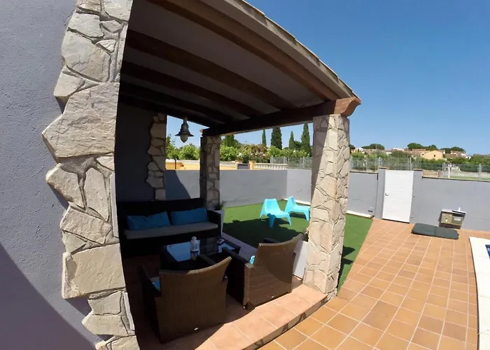 Дом отдыха Casa En L Escala Con Piscina Y Wifi Free *