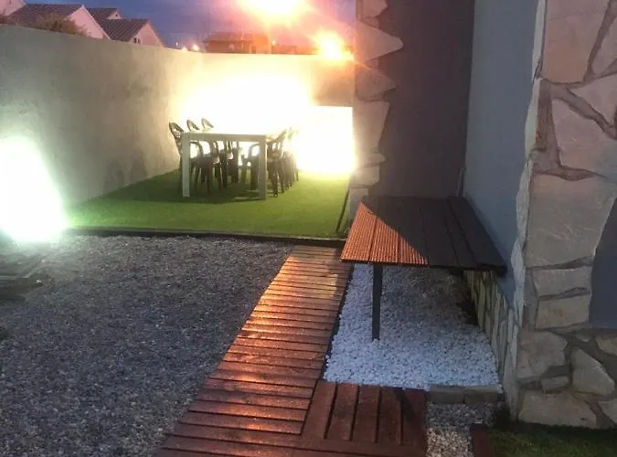 Дом отдыха Casa En L Escala Con Piscina Y Wifi Free *