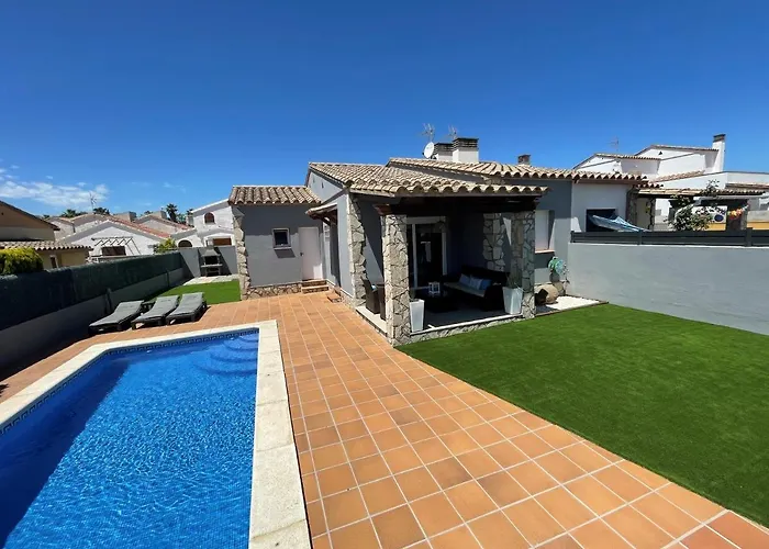 Дом отдыха Casa En L Escala Con Piscina Y Wifi Free