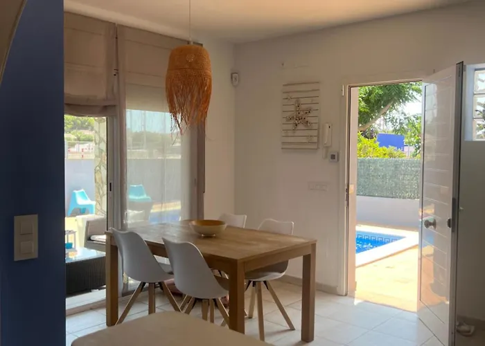 Дом отдыха Casa En L Escala Con Piscina Y Wifi Free