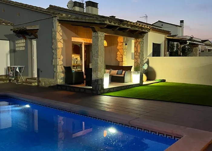 Дом отдыха Casa En L Escala Con Piscina Y Wifi Free *